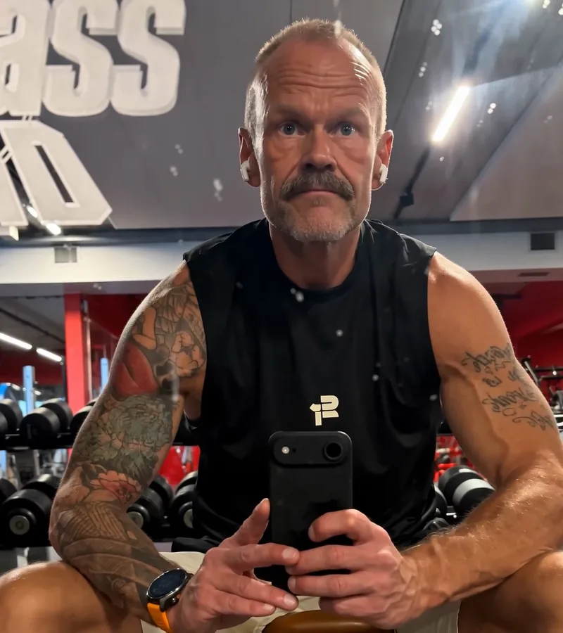 Boas in the gym between sets